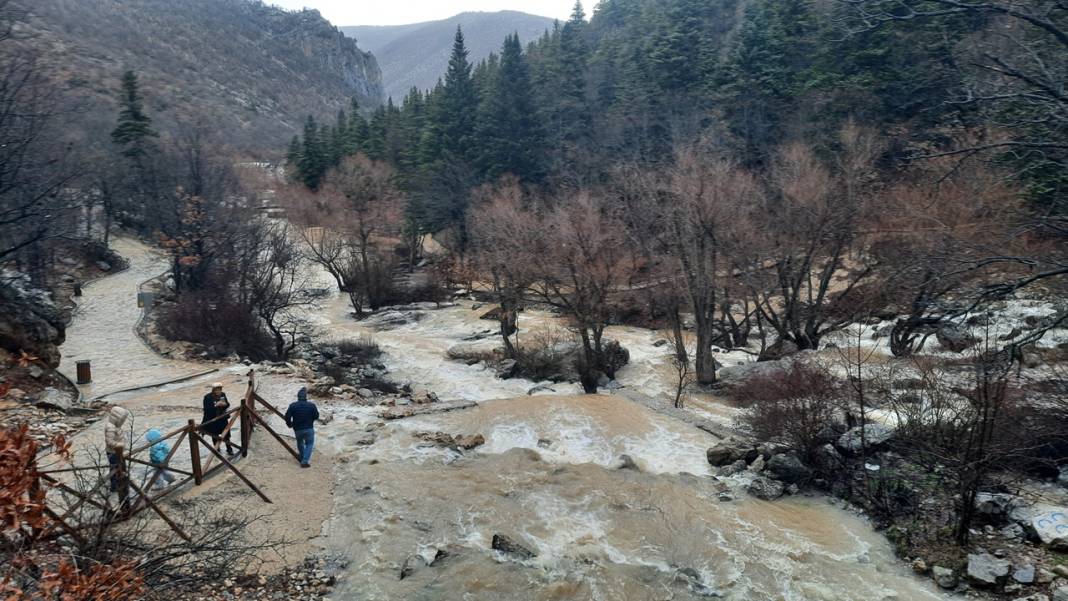 Konya'nın "patlayan kaynağı" erken coştu! Ziyaretçiler kar yağmur demiyor, geliyor 5